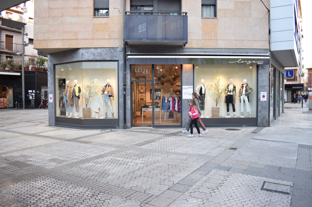 Leize rotulacióin exterior e interior tienda moda