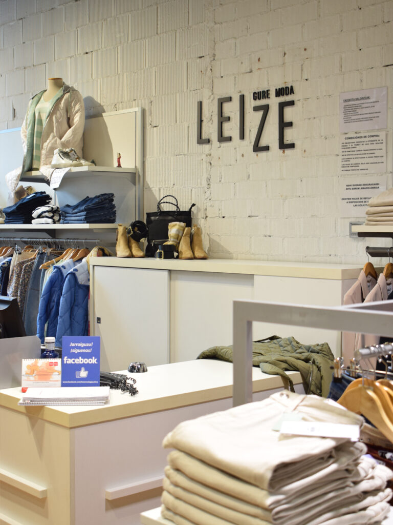 Leize letras corpóreas interior tienda moda