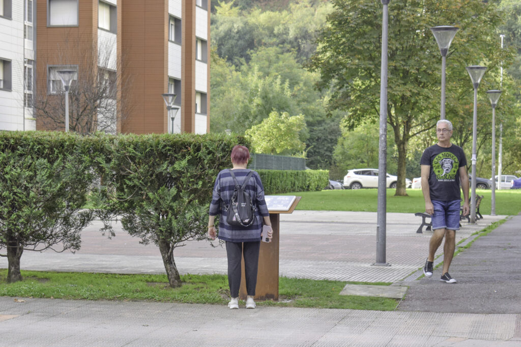 Atril Acero Corten Mobiliario Urbano, Lava Esmaltada Señalética - Atril de Acero Corten y Panel de Lava Esmaltada