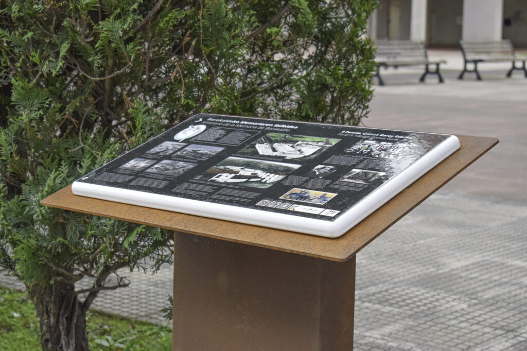 Atril Acero Panel Lava Esmaltada Señalética - Atril de Acero Corten y Panel de Lava Esmaltada