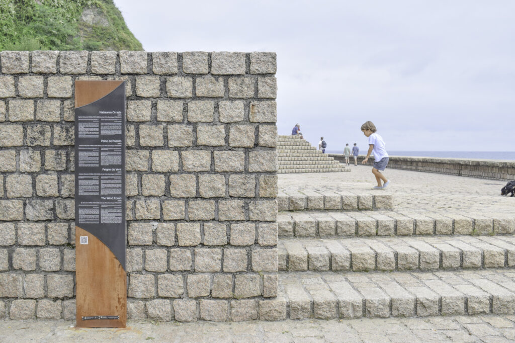 Tótem Acero Corten Panel Vitrificado Peine de los Vientos Señalética - Tótem de Acero Corten y Placa Vitrificada