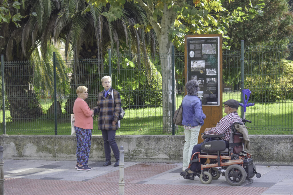 Tótem Acero, Panel Lava Esmaltada, Memoria Histórica Señalética - Tótem de Acero Corten y Panel de Lava Esmaltada Urbana