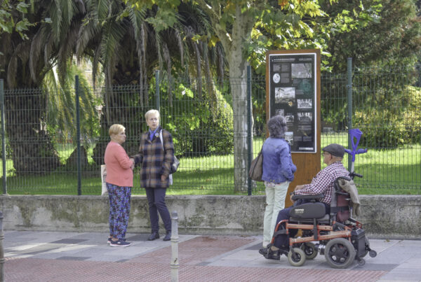 Señalética - Tótem de Acero Corten y Panel de Lava Esmaltada Urbana