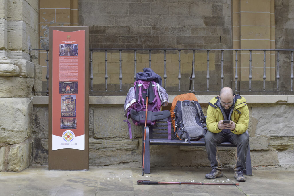 Totem Acero Lacado Horno Señalética - Tótem en Acero Lacado al Horno - Los Arcos